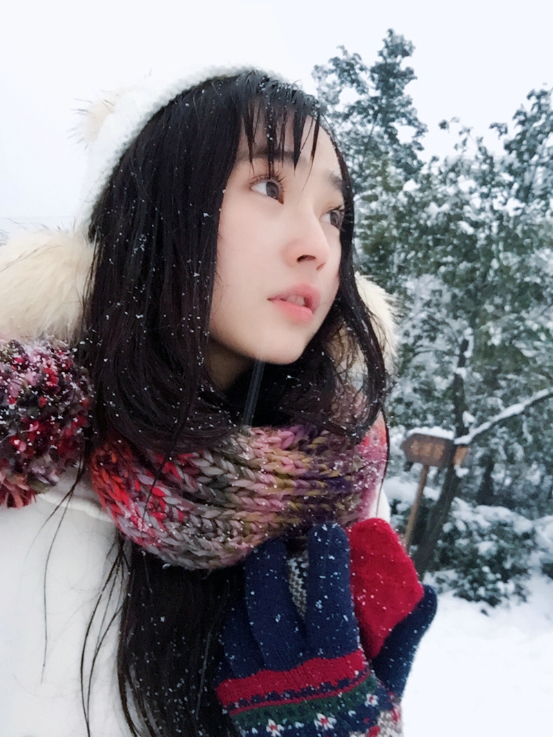 邻家大眼萌妹子户外白皙俏皮写真
