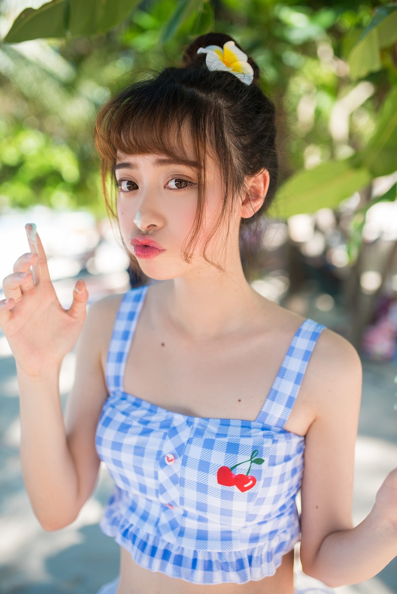 清纯阳光小妹海边露性感小蛮腰俏皮可爱