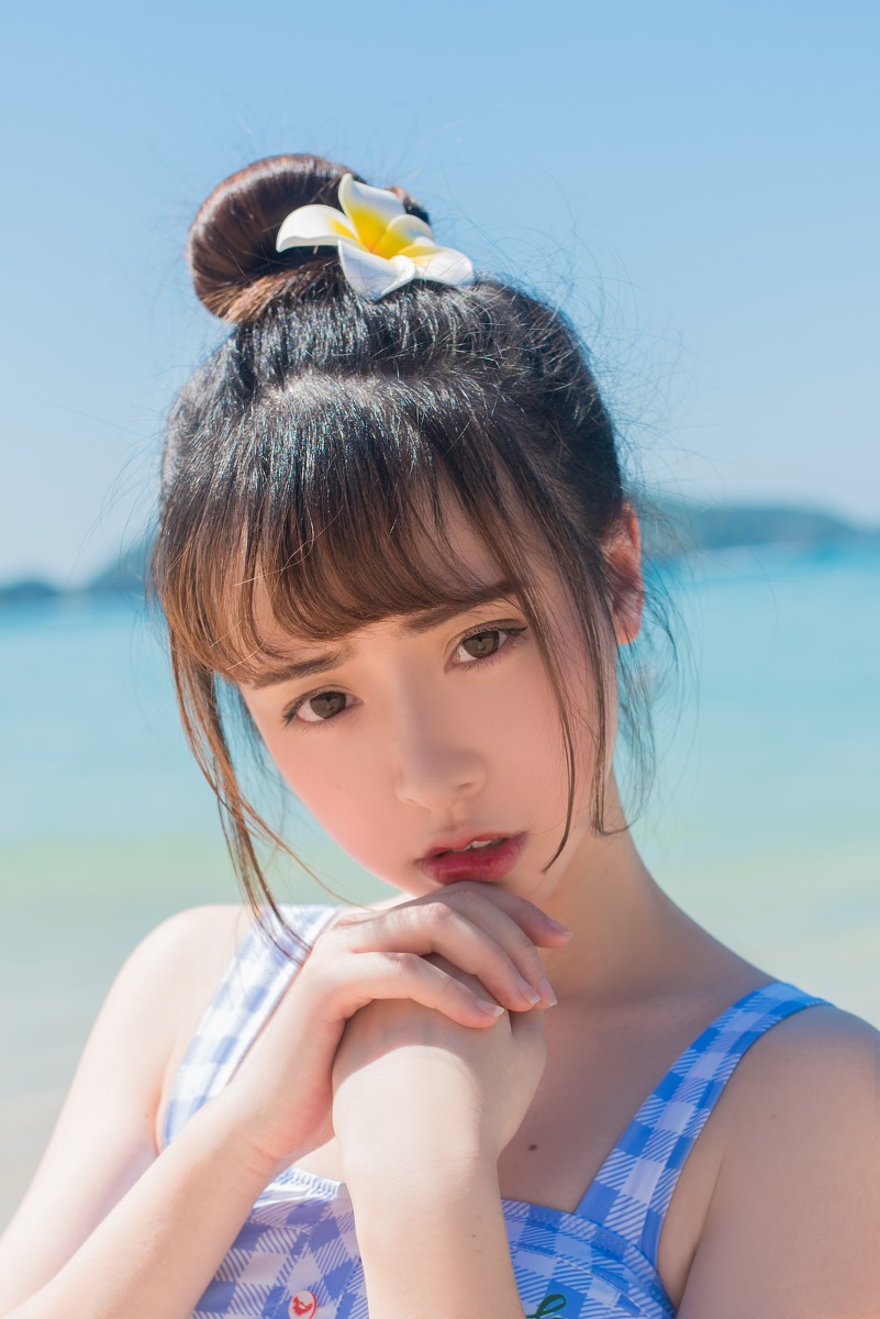清纯阳光小妹海边露性感小蛮腰俏皮可爱