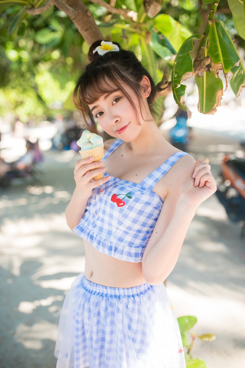 清纯阳光小妹海边露性感小蛮腰俏皮可爱