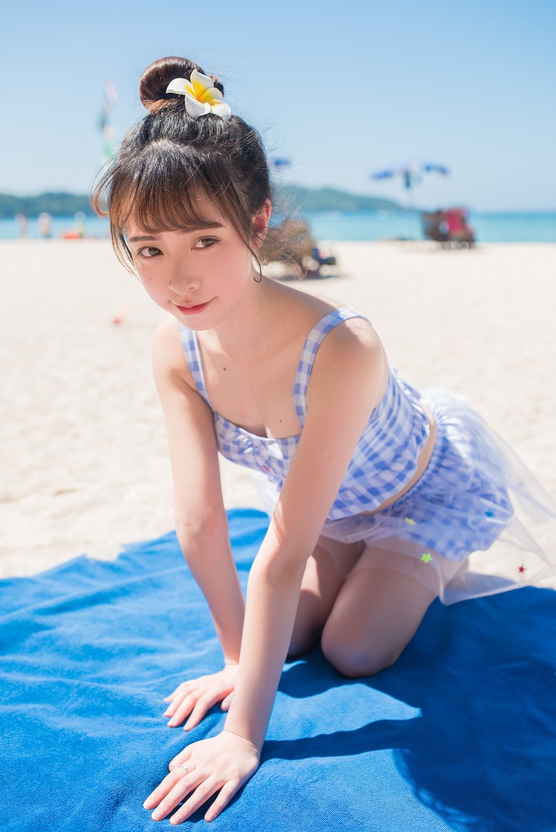 清纯阳光小妹海边露性感小蛮腰俏皮可爱