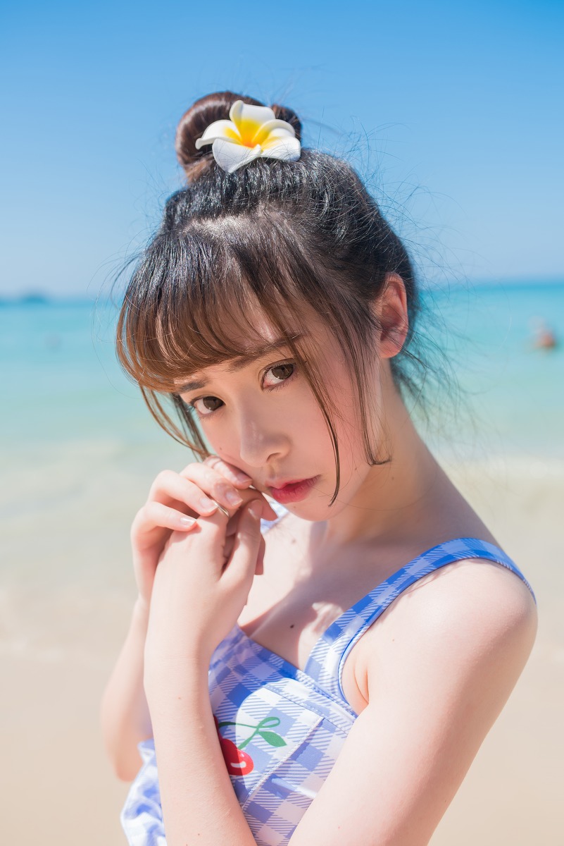 清纯阳光小妹海边露性感小蛮腰俏皮可爱