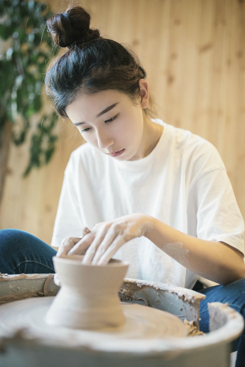 漂亮姑娘丸子头热爱陶艺青春洋溢