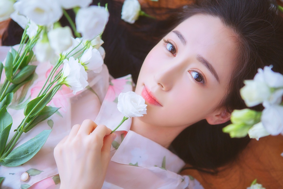 超漂亮的长发清纯女孩与花朵的甜蜜相约