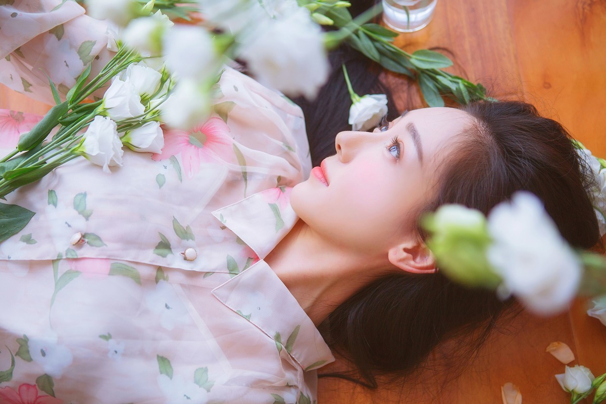 超漂亮的长发清纯女孩与花朵的甜蜜相约