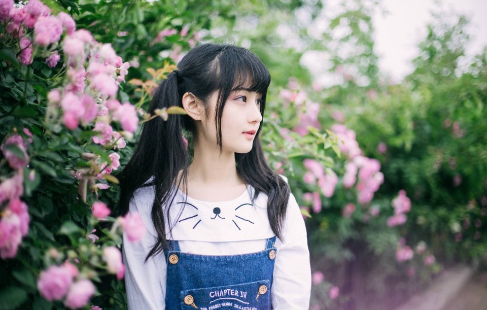甜美系双马尾少女花丛艳丽写真