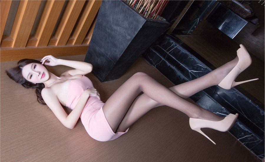 粉色抹胸裙模特Xin黑丝高跟尽显修长美腿