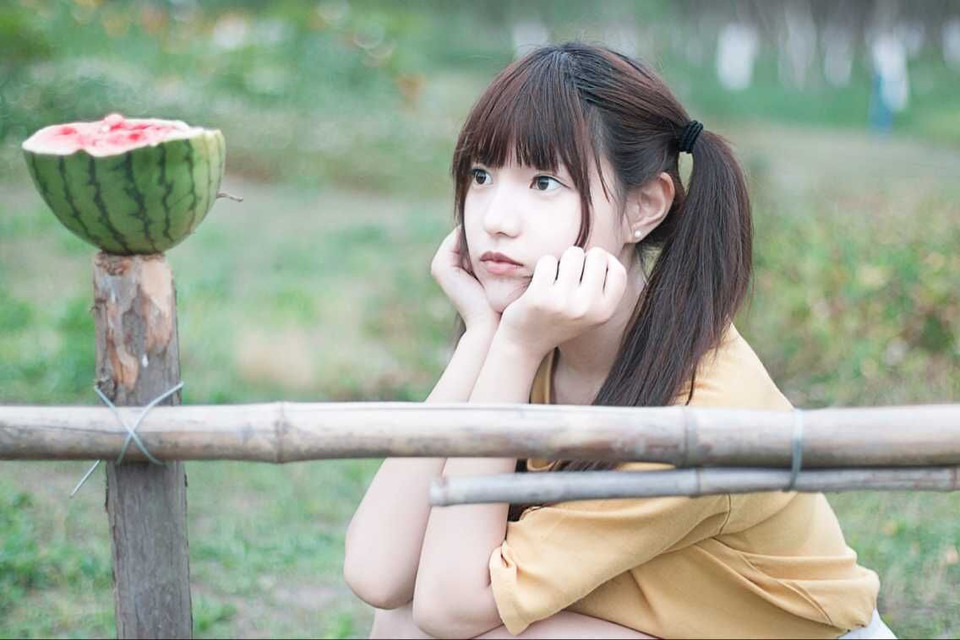 清纯马尾西瓜少女夏日户外俏皮写真
