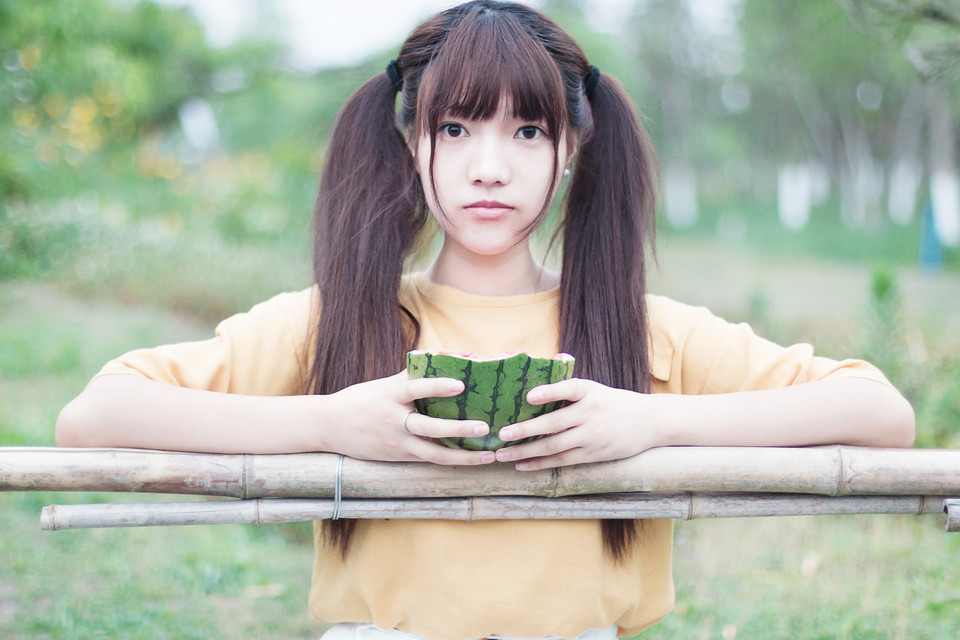 清纯马尾西瓜少女夏日户外俏皮写真