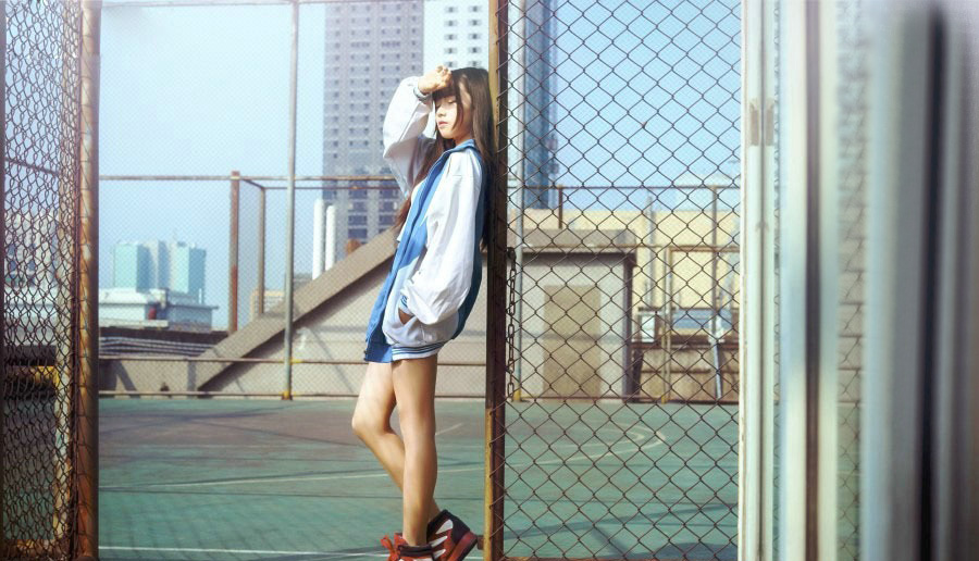 清纯美女校花运动场阳光随拍