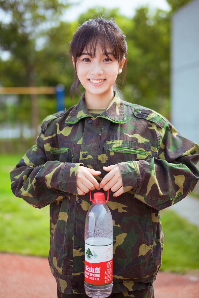 清纯漂亮的军训美女率性写真