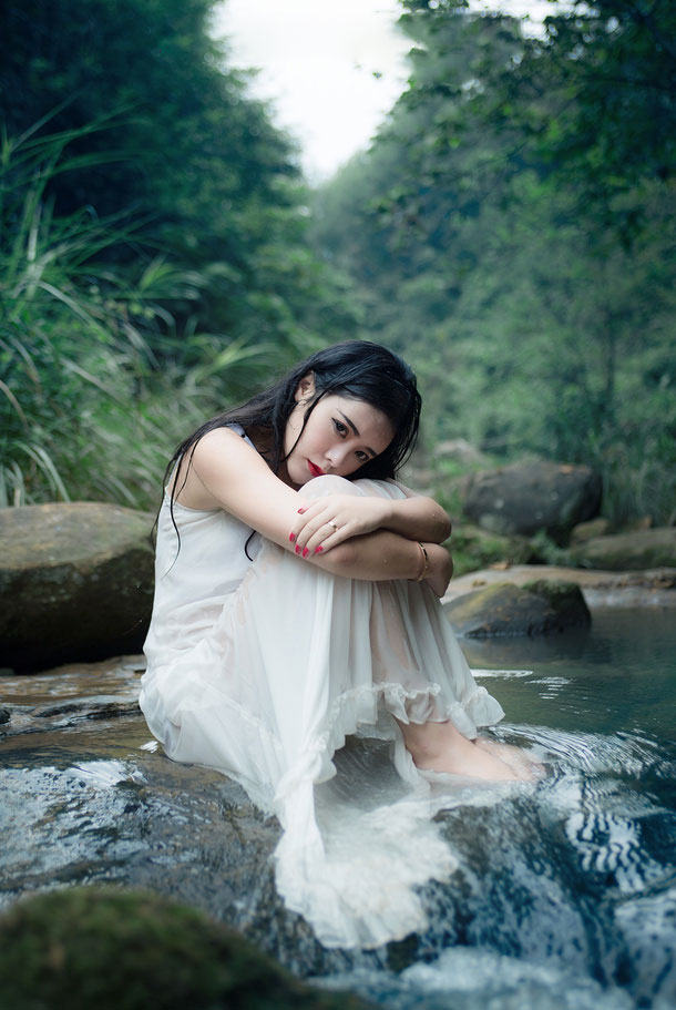 空灵氧气美女溪水湿身写真