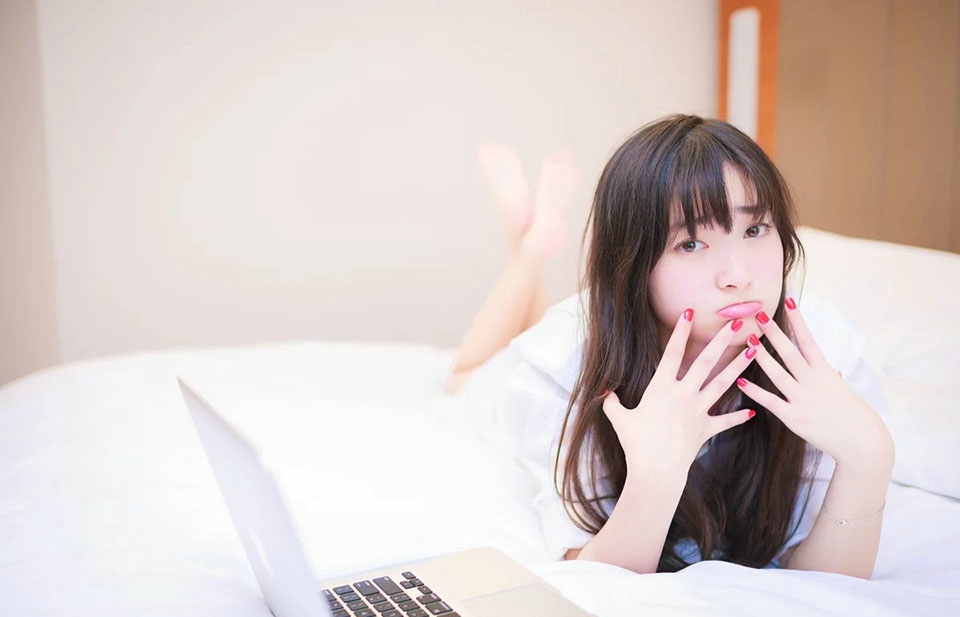 可爱小女生俏皮床照如精灵般甜美润滑