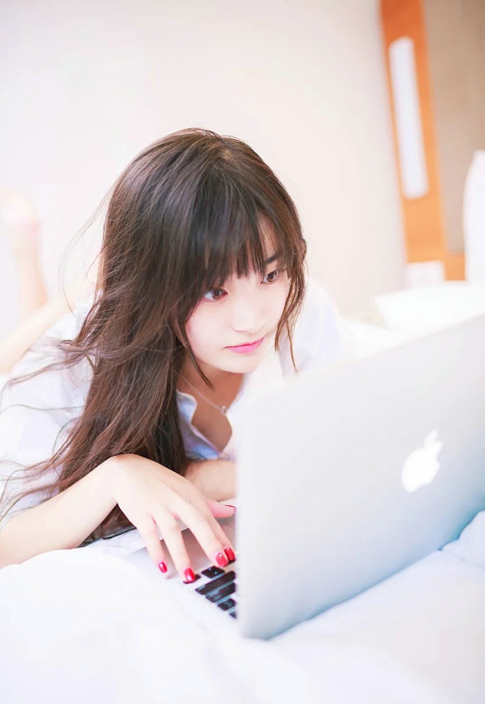 可爱小女生俏皮床照如精灵般甜美润滑