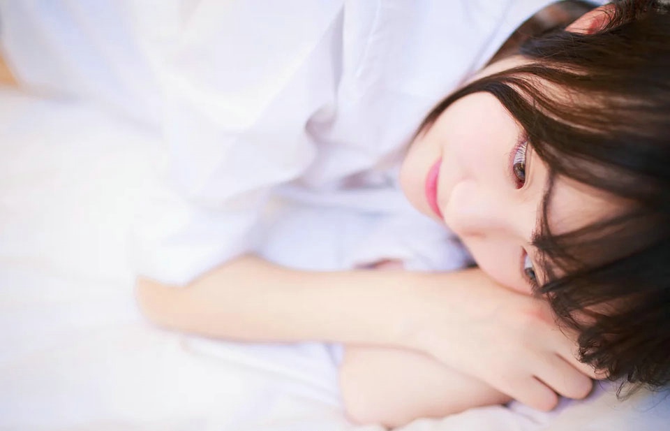 可爱小女生俏皮床照如精灵般甜美润滑