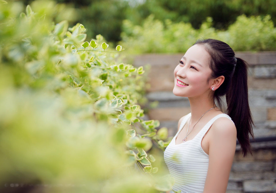 爱笑的超甜中分少女让你感受青春的朝气