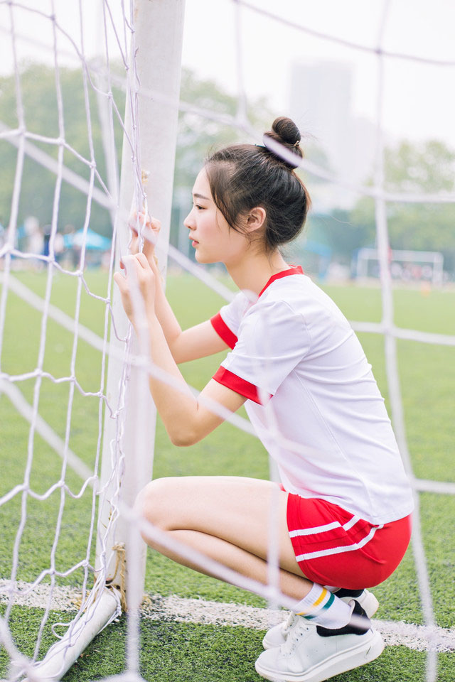 操场上邂逅运动装的清纯美女校花