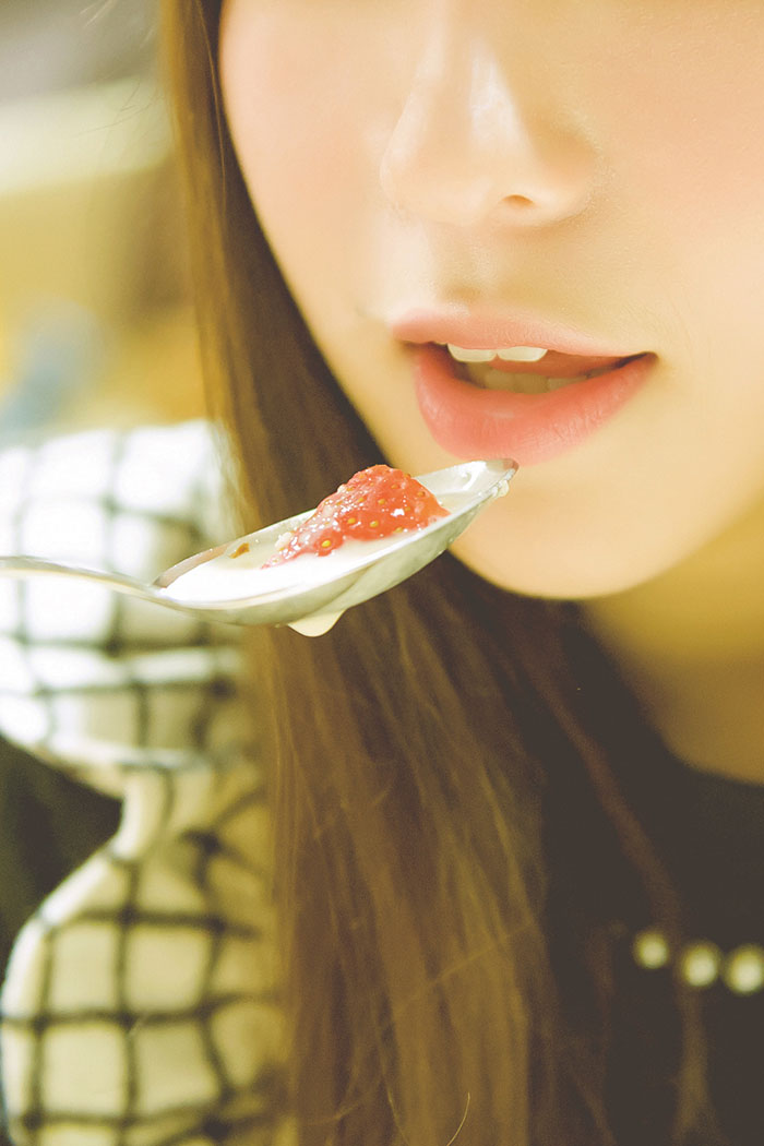 清甜白皙少女如同草莓一般红润可爱