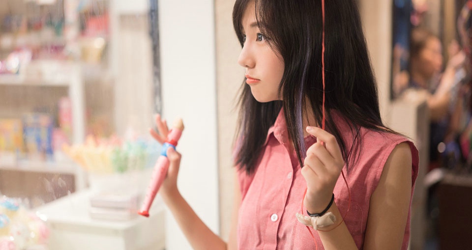 90后俏皮女生清新嘟嘴可爱卖萌写真