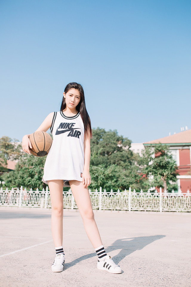 爱篮球爱运动的校园清新女神阳光气质动人