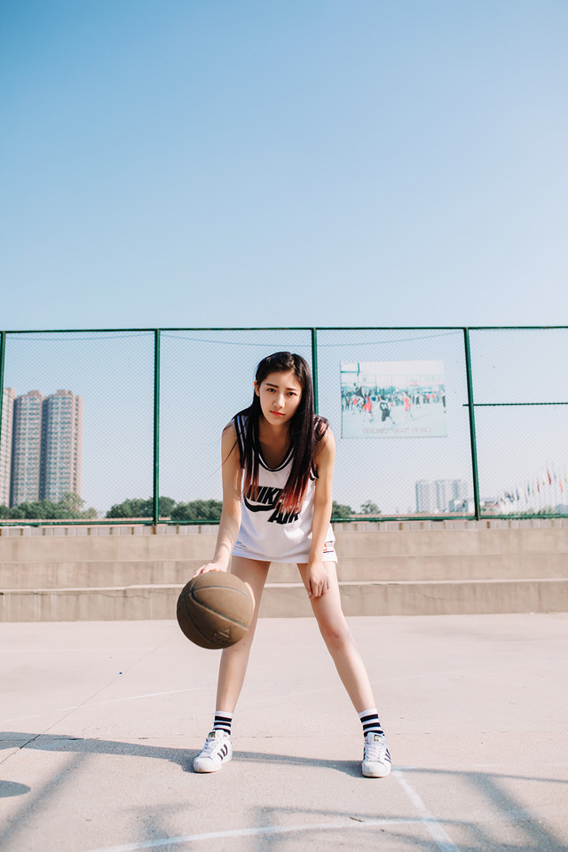 爱篮球爱运动的校园清新女神阳光气质动人