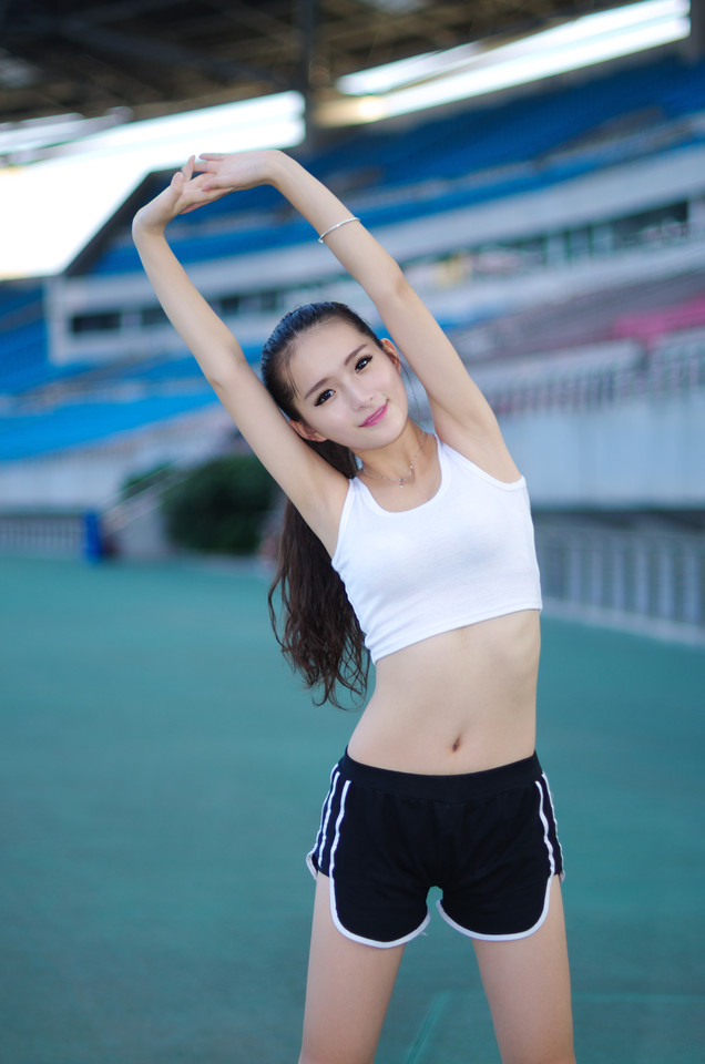 青春活力运动女生一字马大秀性感身材