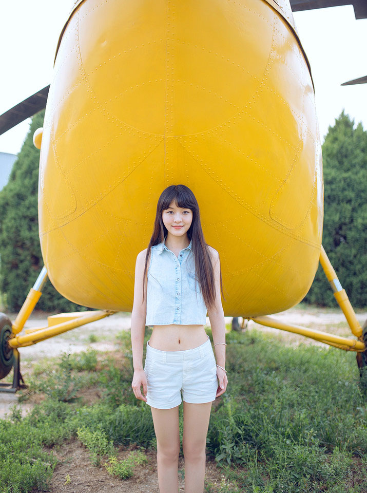 夏日阳光柠檬少女与飞机的亲密接触