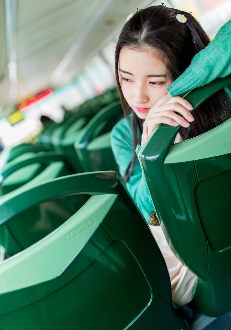 清纯绿衣少女公车旅拍清新可人