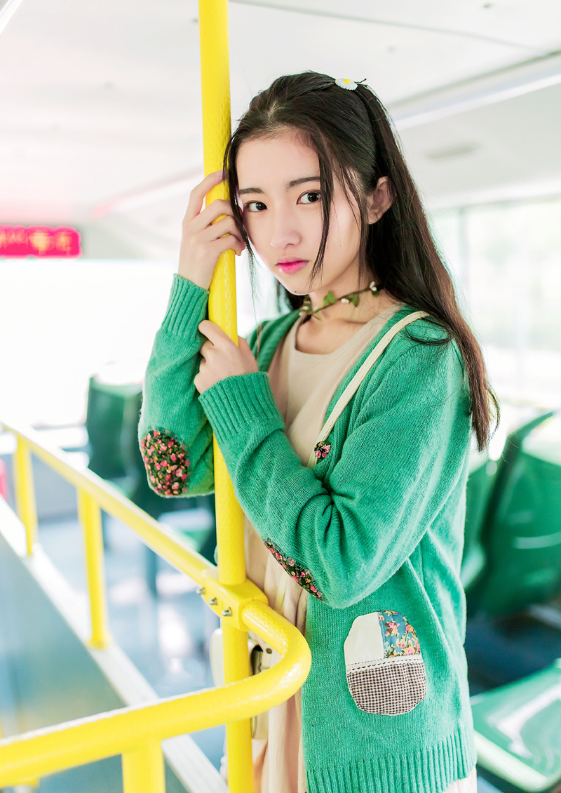 清纯绿衣少女公车旅拍清新可人