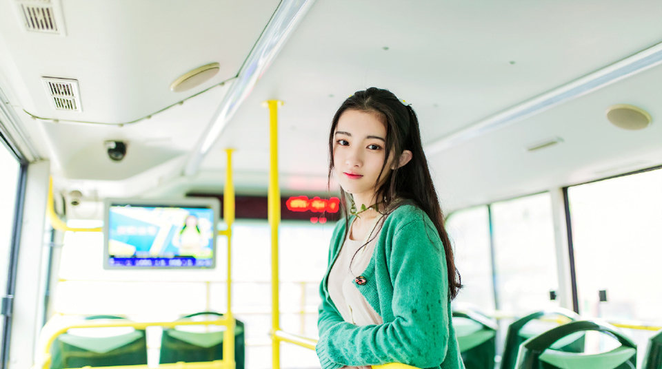 清纯绿衣少女公车旅拍清新可人