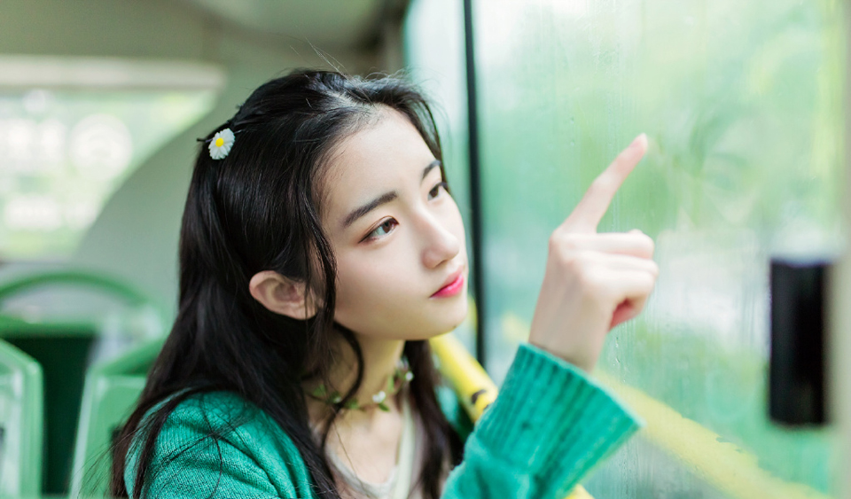 清纯绿衣少女公车旅拍清新可人