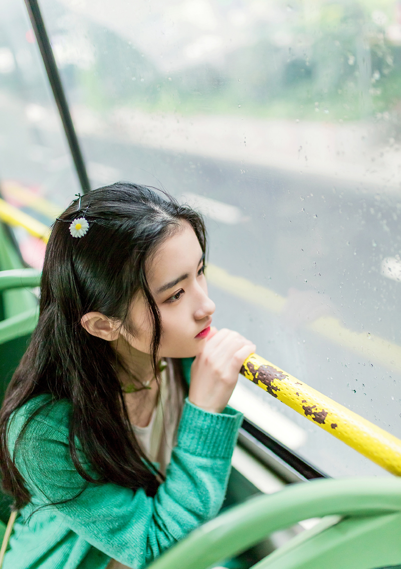 清纯绿衣少女公车旅拍清新可人