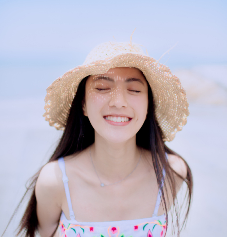 纯白肌肤清新少女海边浪漫写真
