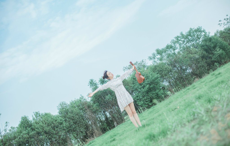 音乐少女乌克丽丽草地浪漫写真