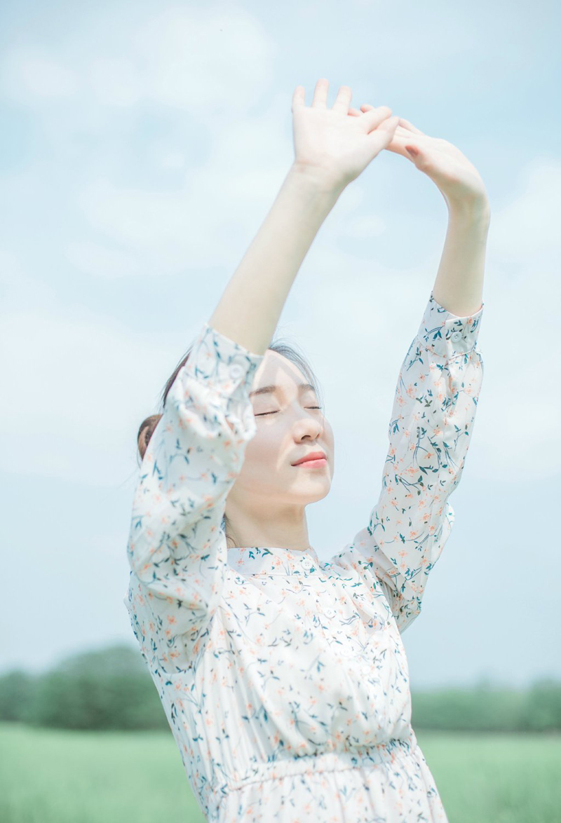 音乐少女乌克丽丽草地浪漫写真