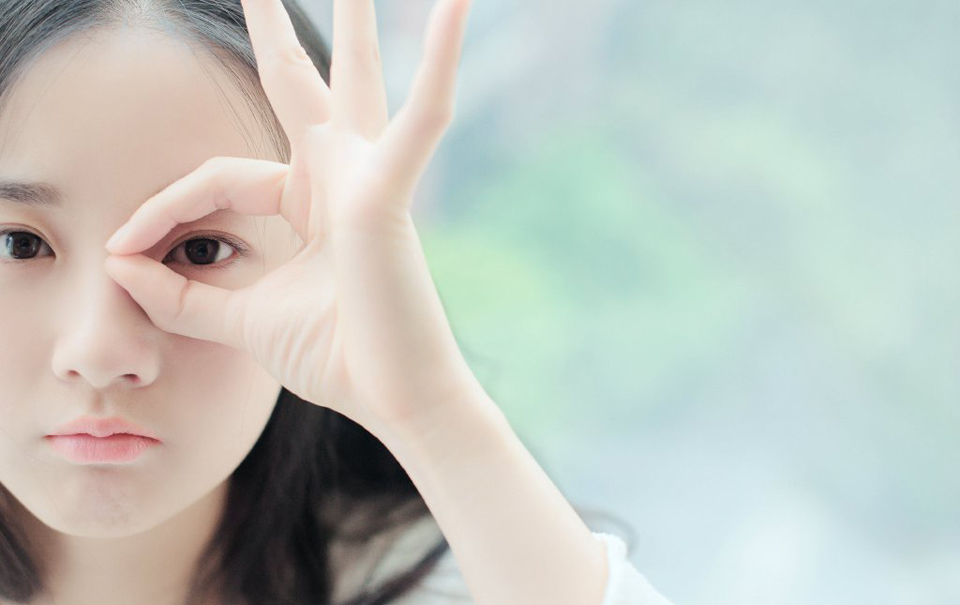 甜美白皙少女清晨初醒唯美可人