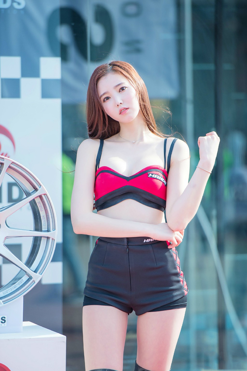 韩国美女车模白皙肌肤魅力无限