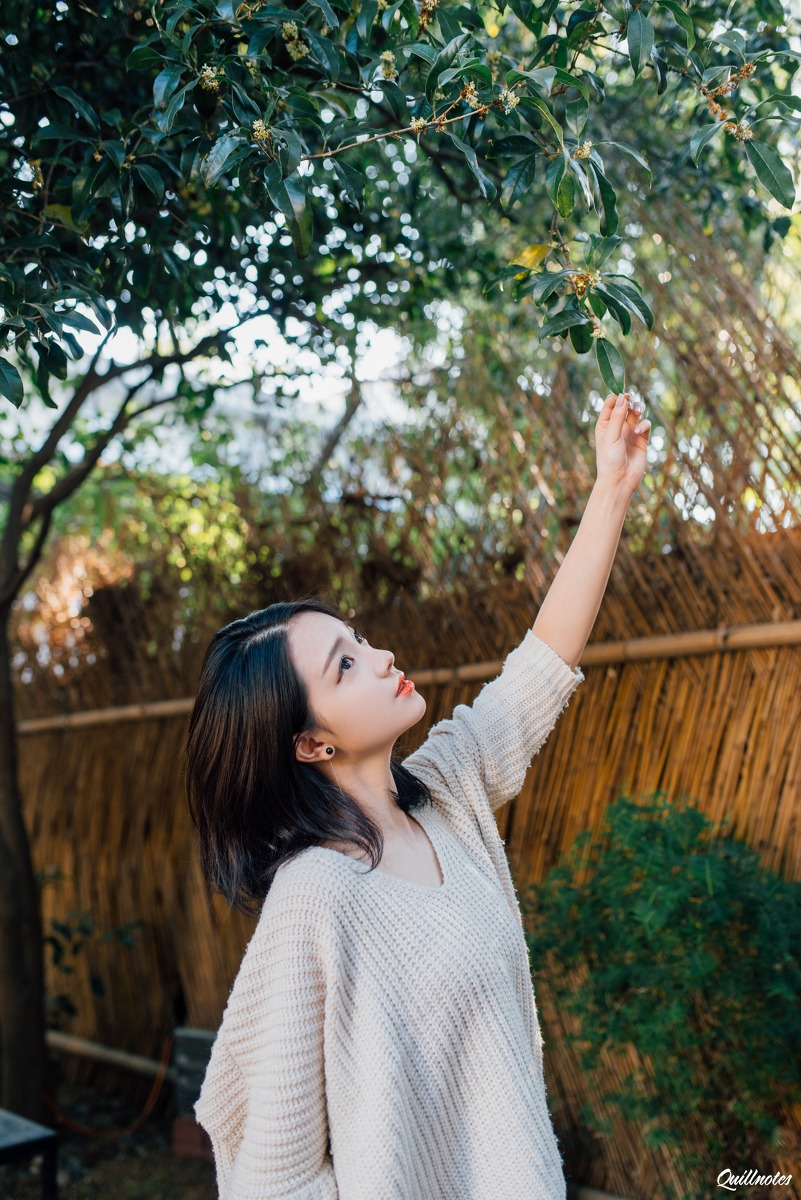 短发气质红唇小妹清新阳光动人写真