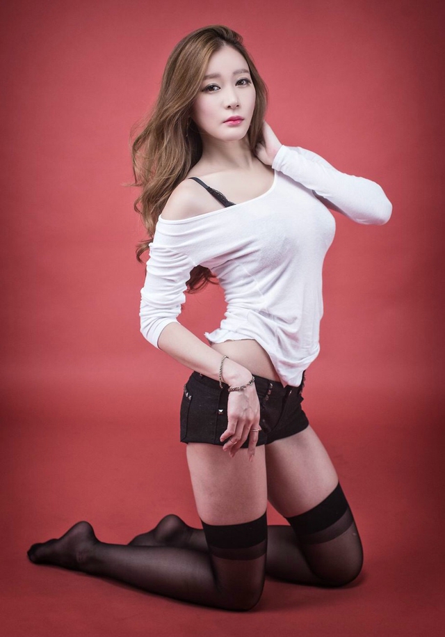 韩国美女黑丝美腿写真身材丰满诱人