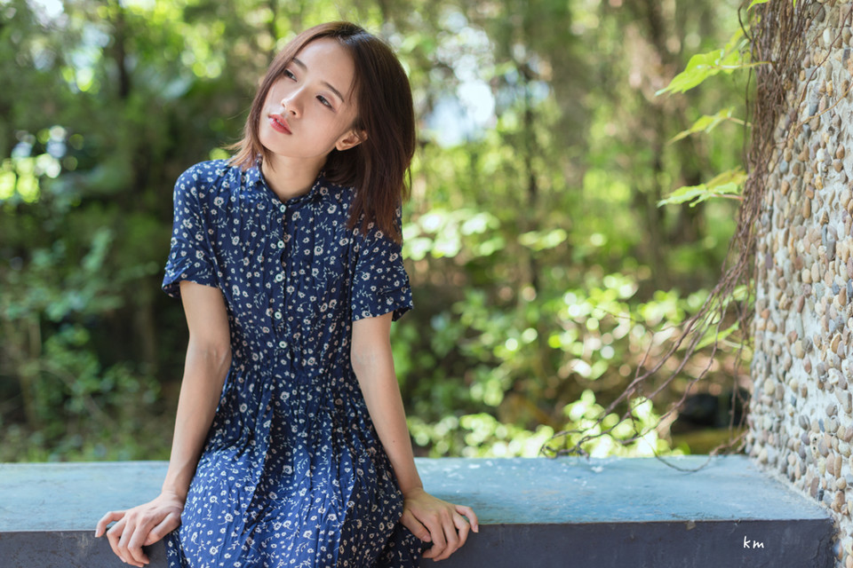 森系少女蓝色花裙阳光写真清新有气质