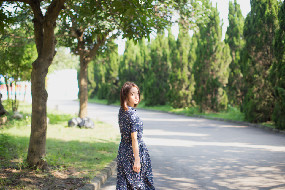 森系少女蓝色花裙阳光写真清新有气质