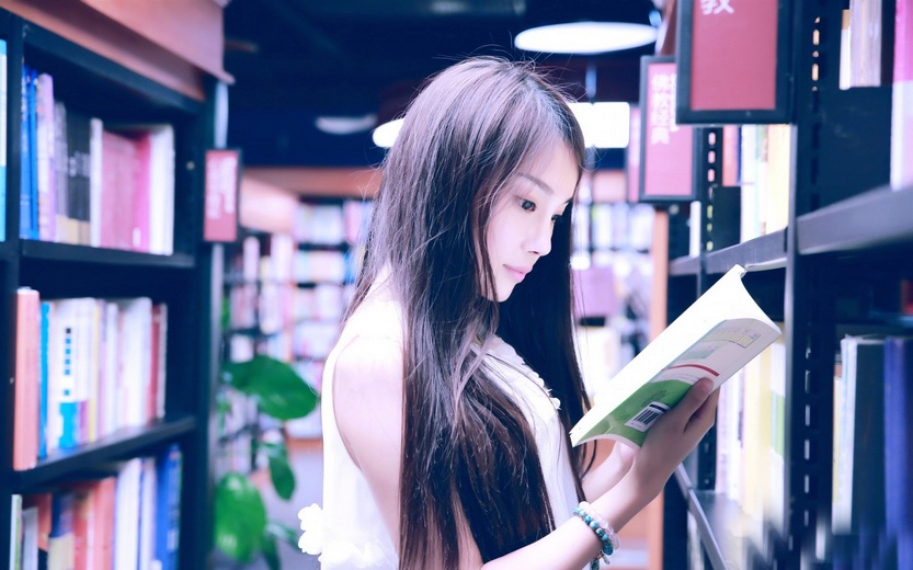 清纯白皙的妹子图书馆拍摄生活甜美写真