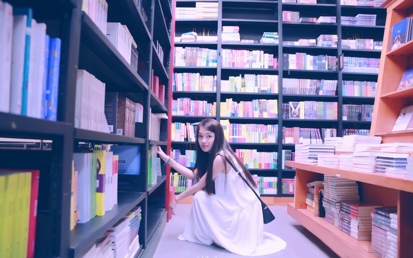 清纯白皙的妹子图书馆拍摄生活甜美写真