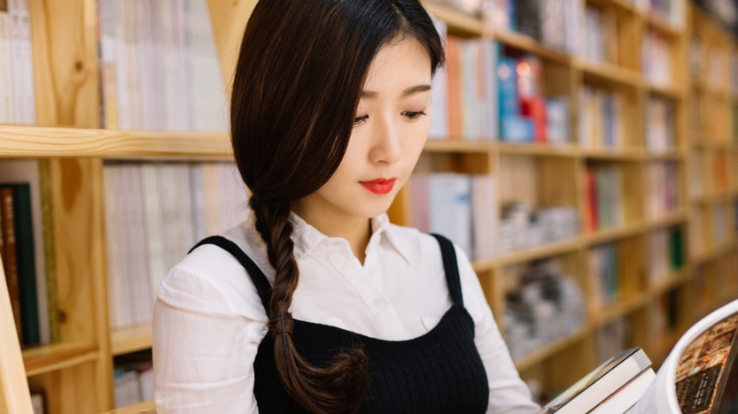 高颜值甜美女神在图书馆的空灵靓丽写真