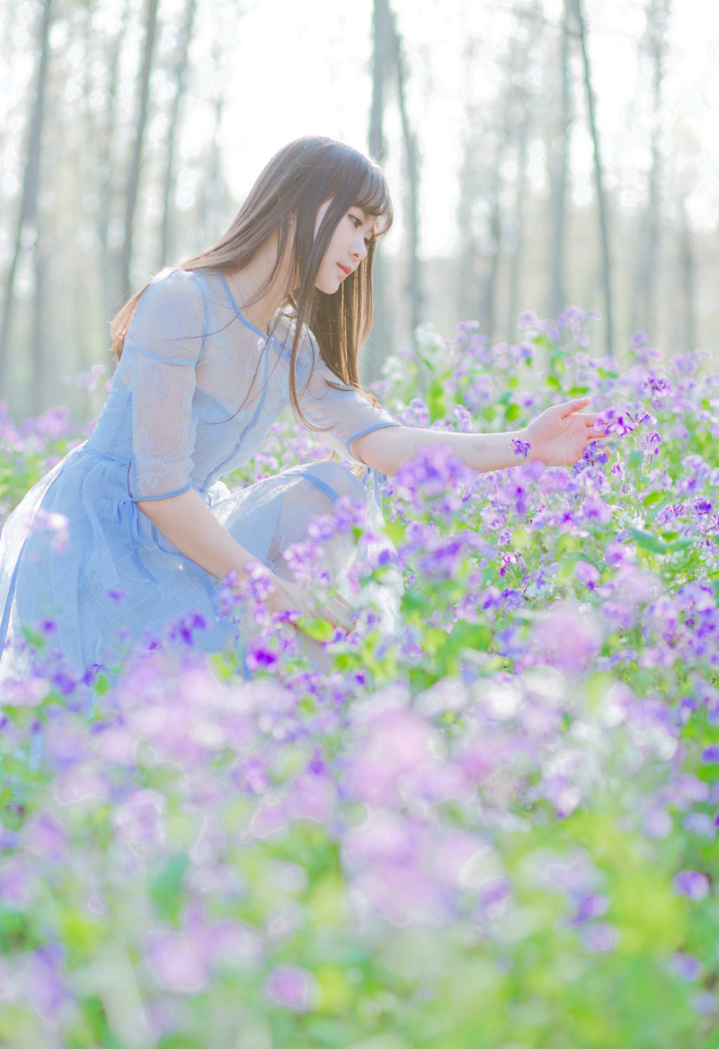 白皙草帽女孩花丛旅拍与花争艳