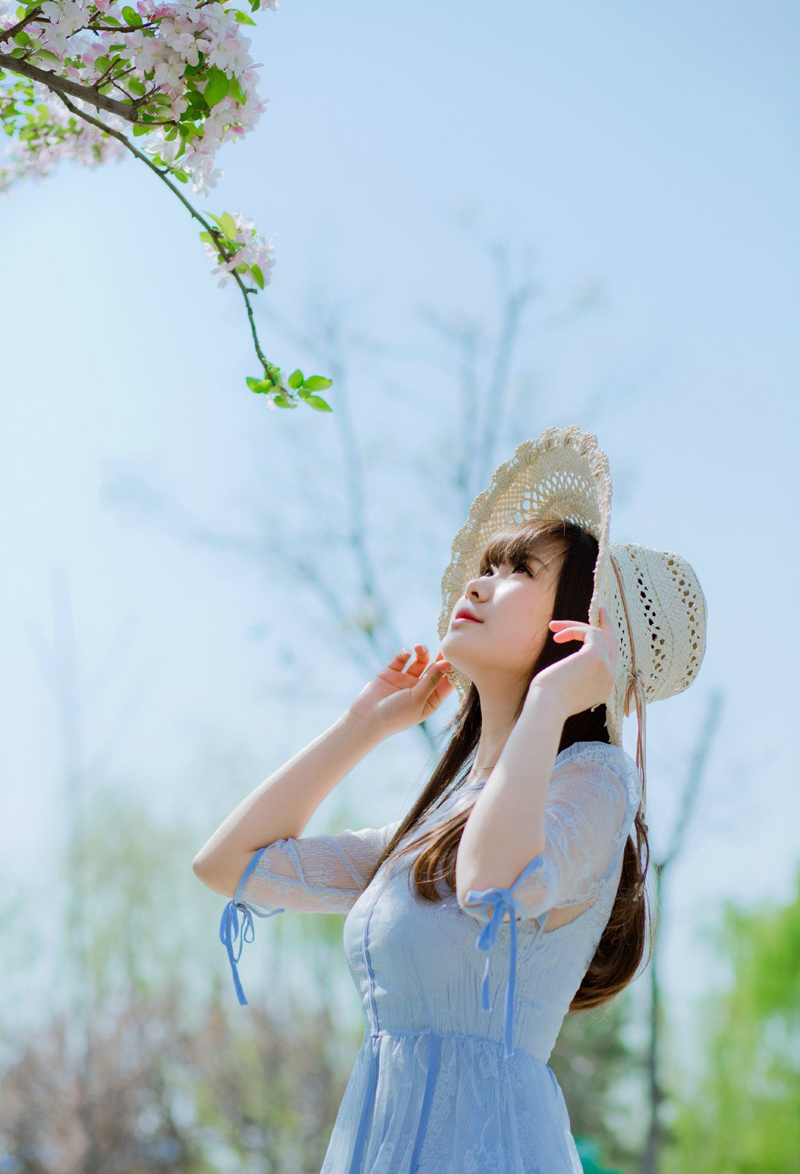 白皙草帽女孩花丛旅拍与花争艳