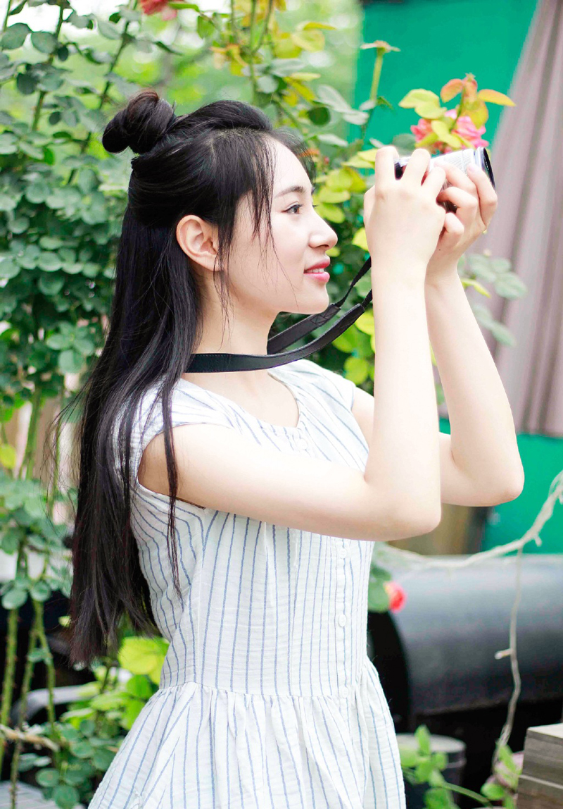 甜美女孩休闲的下午茶时光