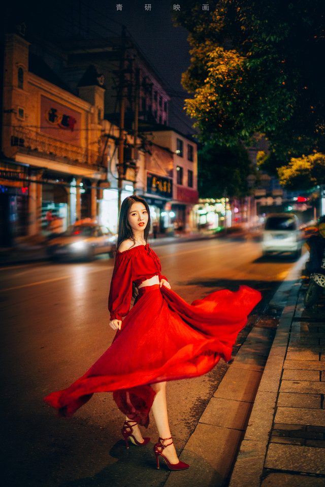 夜景里的性感红衣小魔女气质动人