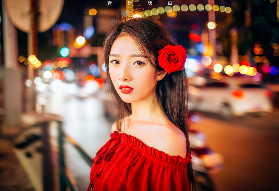 夜景里的性感红衣小魔女气质动人