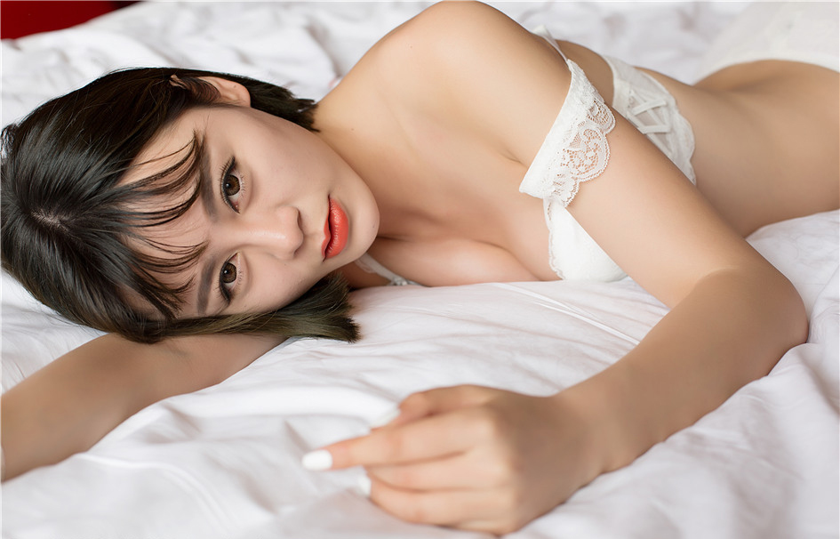 电眼美女汪萌萌私房内衣写真